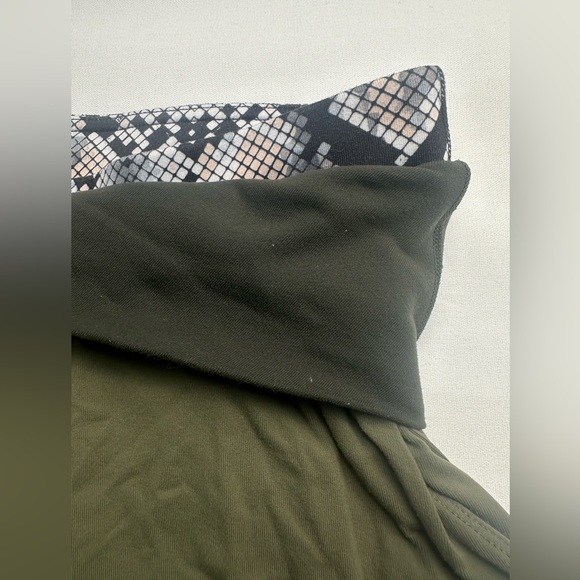 Lululemon sunset salutation crop. Luon light, fold down layered waist. Size 6 - Picture 9 of 16